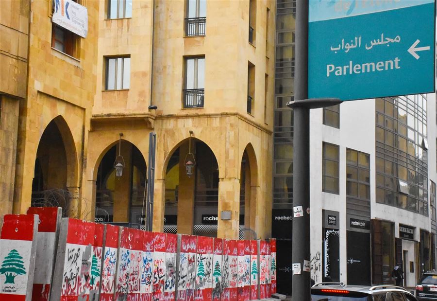 "مشهد سوريالي يطغى على لبنان"
