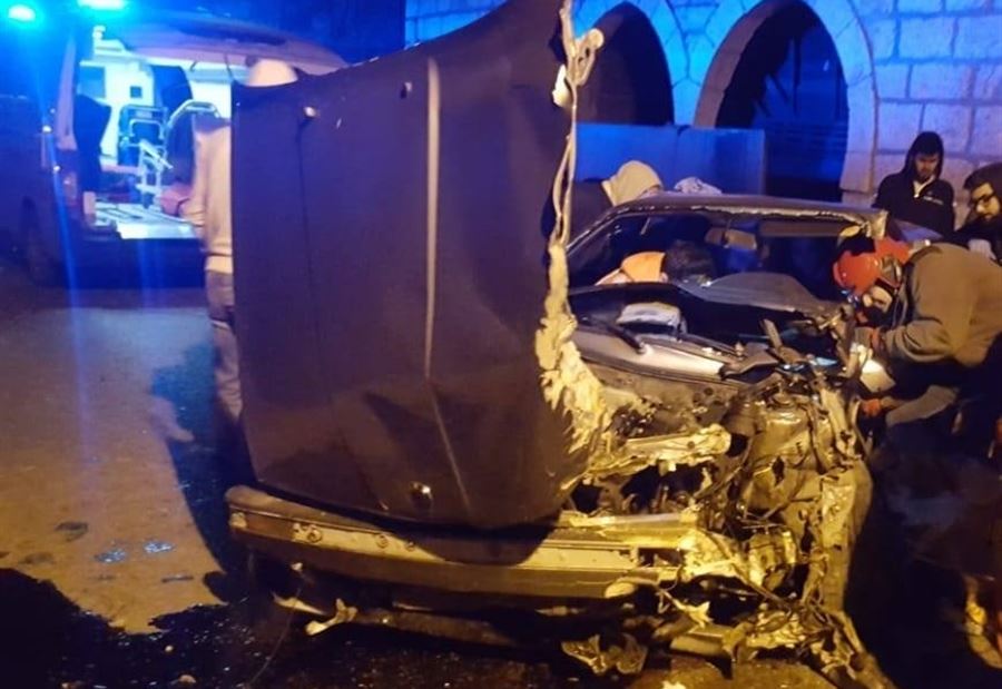 بالصورة: سحب جريح من حادث سير في الخنشارة المتن