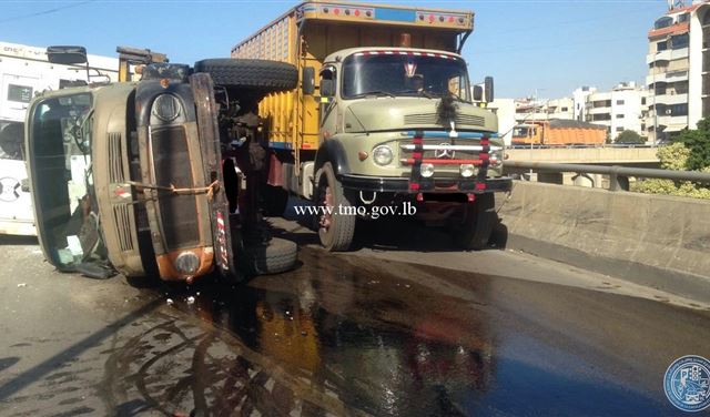 بالصور: انقلات شاحنة على جسر الصفير.. وتحذيرات للسائقين!