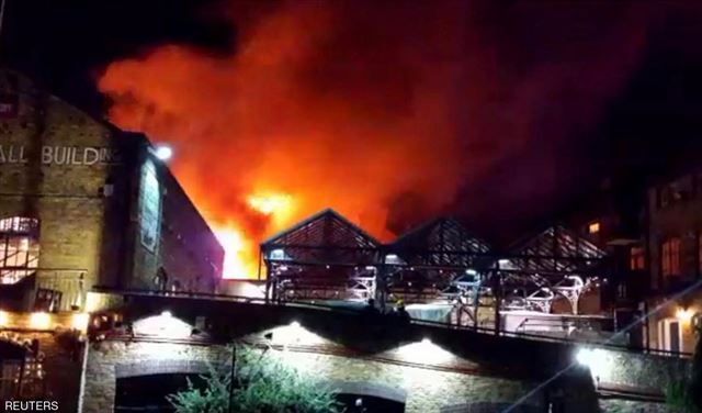 حريق يلتهم مبنى في كامدن ماركت بلندن حريق يلتهم مبنى في كامدن ماركت بلندن
