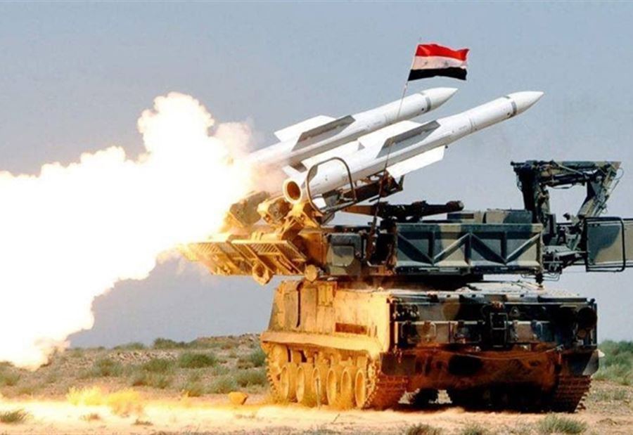 الدفاعات الجوية السورية تتصدى لهدف معاد غرب دمشق