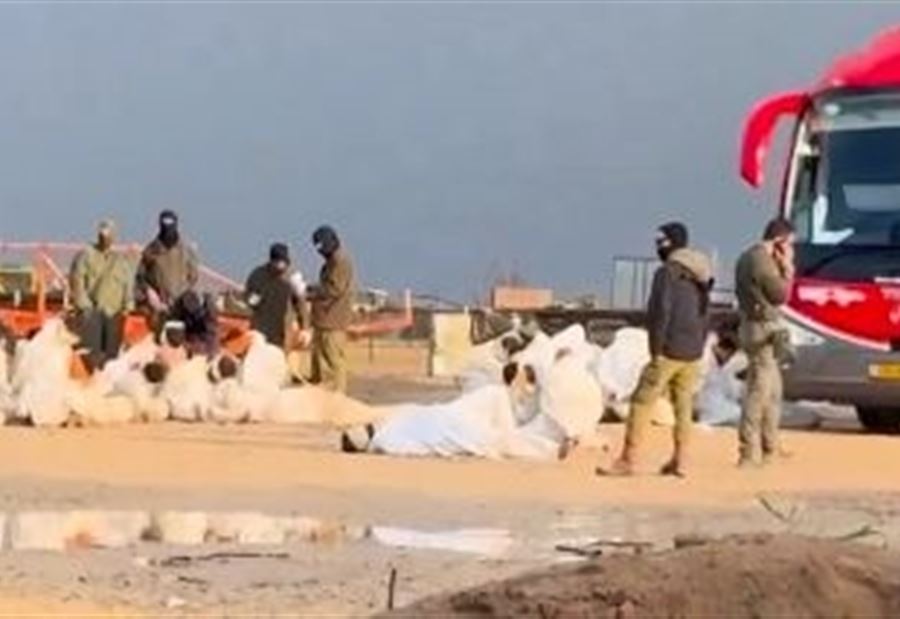 مرة جديدة... معتقلون فلسطينيون معصوبو الأعين وحفاة الأقدام قرب حدود غزة (فيديو)