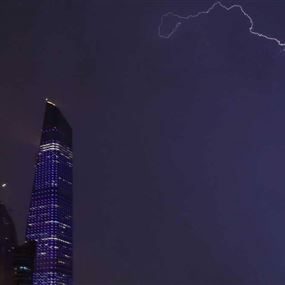 الكويت تتعرض لعواصف رعدية شديدة وأمطار غزيرة