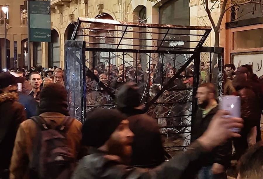 بالفيديو: إشتباكاتٌ "حاميةٌ" تعود الى محيط مجلس النواب