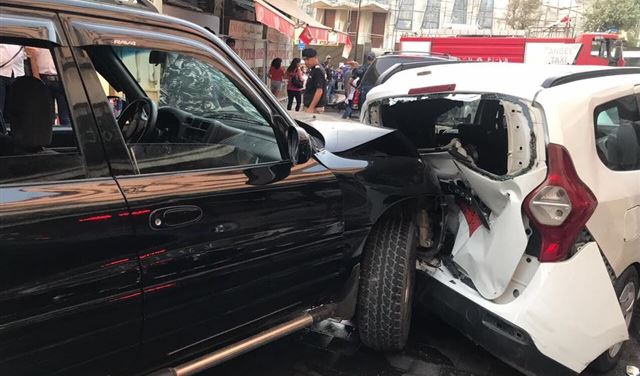 بالصور.. حادث سير بين خمس سيارات في الحدت
