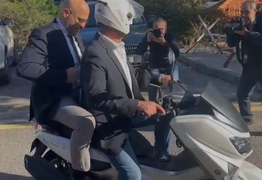 بالفيديو: وزير يغادر السراي على متن دراجة ناريّة! 