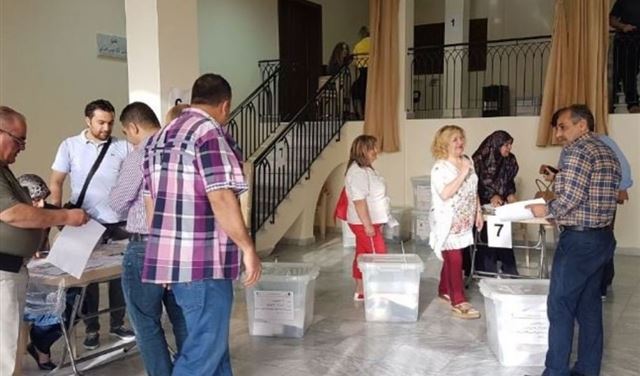 بالصور: رؤساء الاقلام يتسلمون صناديق الاقتراع