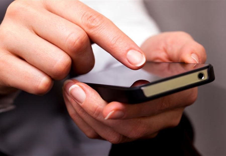 هددها بنشر صور وابتزها مقابل مبالغ  مالية 