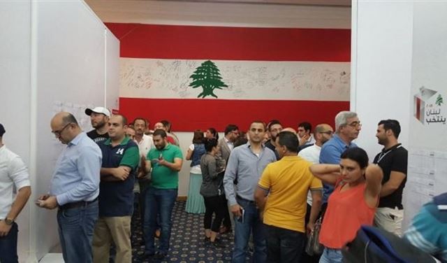 بالصور: اقتراع اللبنانيين في دبي 