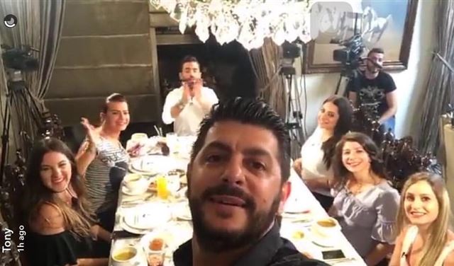 طوني عيسى متسائلاً: أنا جايي إختار عروس؟