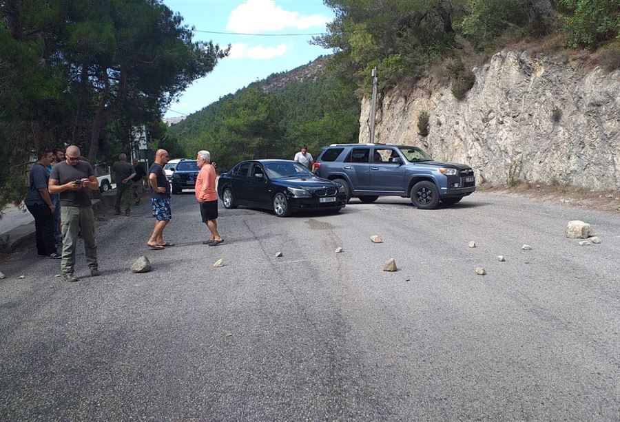 توتّر وإقفال طريق... ماذا يحصل بين بيت جعفر وعندقت؟ (فيديو)