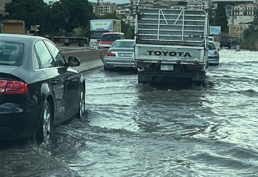 أمطارٌ غزيرة تُحول أوتوستراد البترون إلى بحيرة (فيديو وصور)