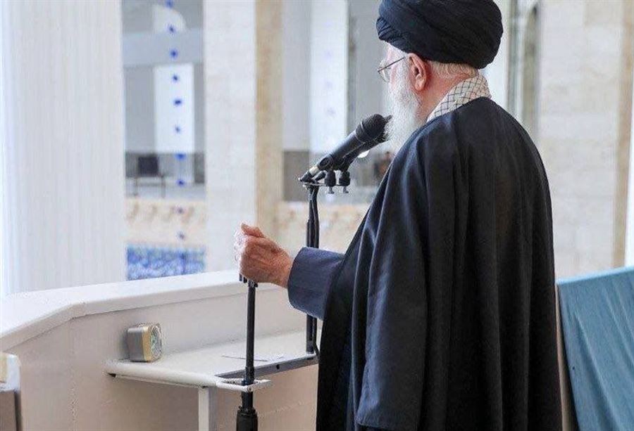 "بندقية" على منصة خامنئي تحدث بلبلة! "بندقية" على منصة خامنئي تحدث بلبلة!