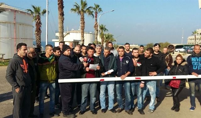 احتجوا على عدم دفع رواتبهم احتجوا على عدم دفع رواتبهم