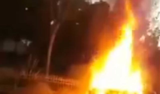 بالفيديو.. لحظة احتراق سيارة بداخلها ثلاث شبان في زحلة