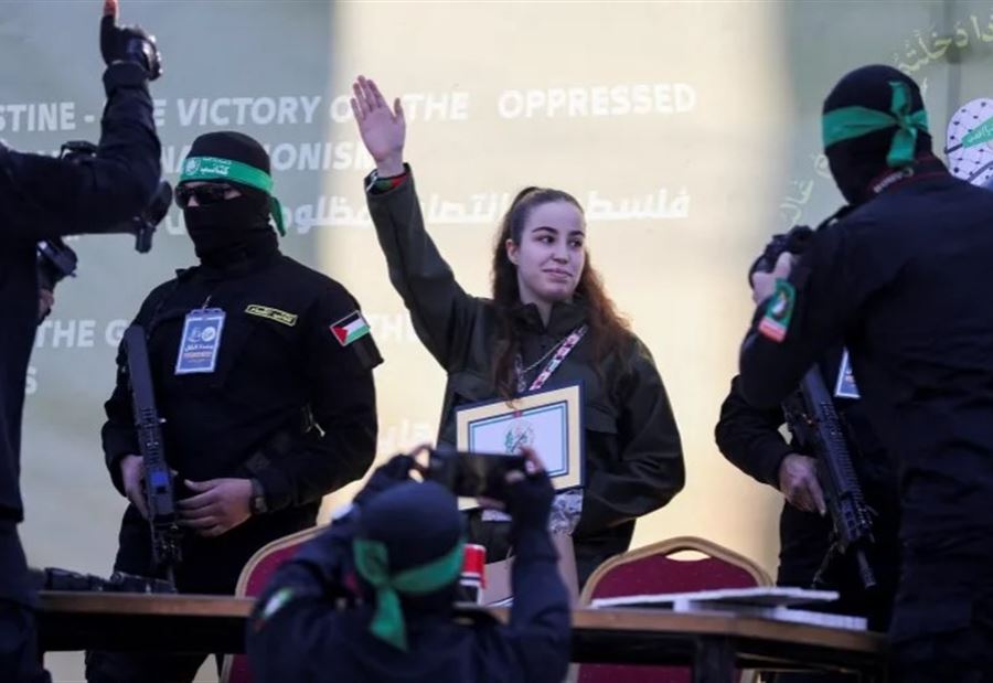 أسيرة إسرائيلية مفرج عنها: حماس قدمت لنا "كتاب صلاة"
