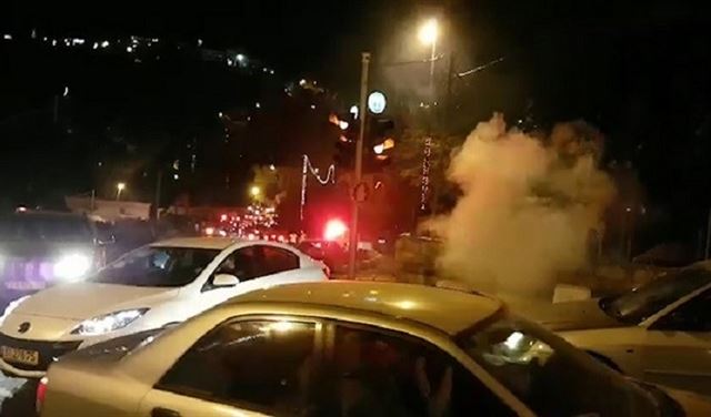 القوات الإسرائيلية تعتدي على المصلين عند باب الأسباط القوات الإسرائيلية تعتدي على المصلين عند باب الأسباط