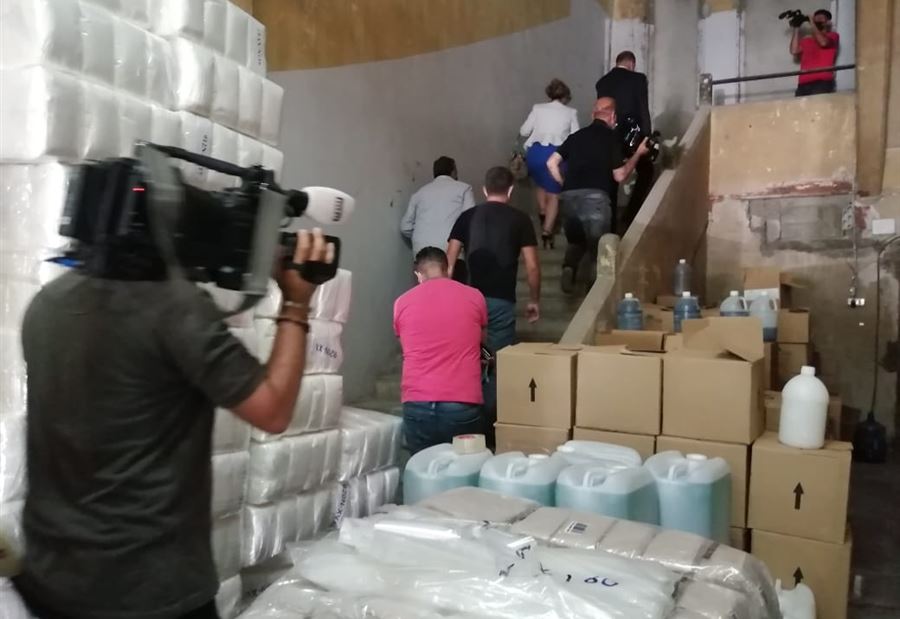 مداهمة مستودع للمواد الطبية