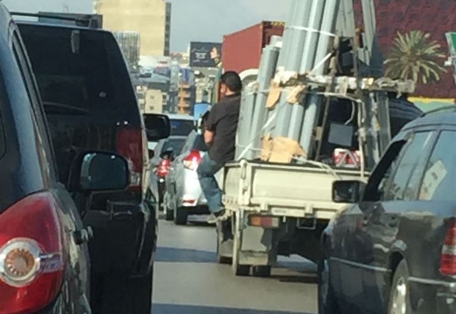 بالصورة: "بيك أب" يخالف قانون السير على الأوتوستراد الساحلي
