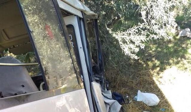 بالصور..  جرحى بحادث سير بين باصين لنقل الركاب بالصور..  جرحى بحادث سير بين باصين لنقل الركاب