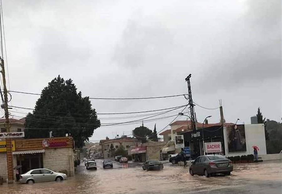 السيول تحتجز 12 سيارة في الكورة السيول تحتجز 12 سيارة في الكورة
