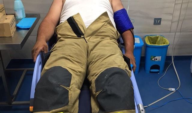 عناصر الدفاع المدني منعوهم من الدخول الى مبنى يحترق.. فضربوهم