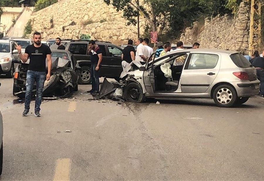 بالصور: حادث سير على طريق مار شربل