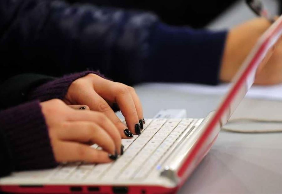 خدعة في لوحة مفاتيح الكمبيوتر تنقذك من "صدمة الأحرف الكبيرة"