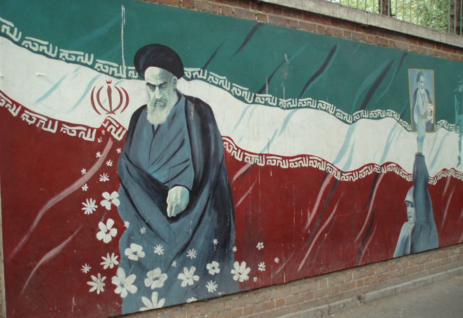ايران لاميركا: لبنان لنا