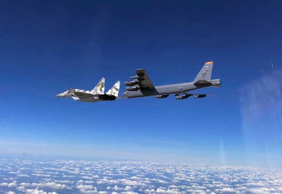 رسالةٌ إلى إيران... قاذفتان B-52 أميركيتان تحلقان فوق الخليج