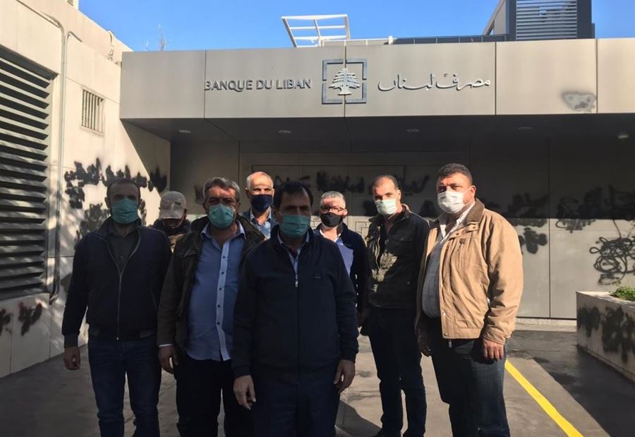 "الدولار الطالبي"... الأهالي باتوا ليلَتهم أمامَ مصرف لبنان  "الدولار الطالبي"... الأهالي باتوا ليلَتهم أمامَ مصرف لبنان