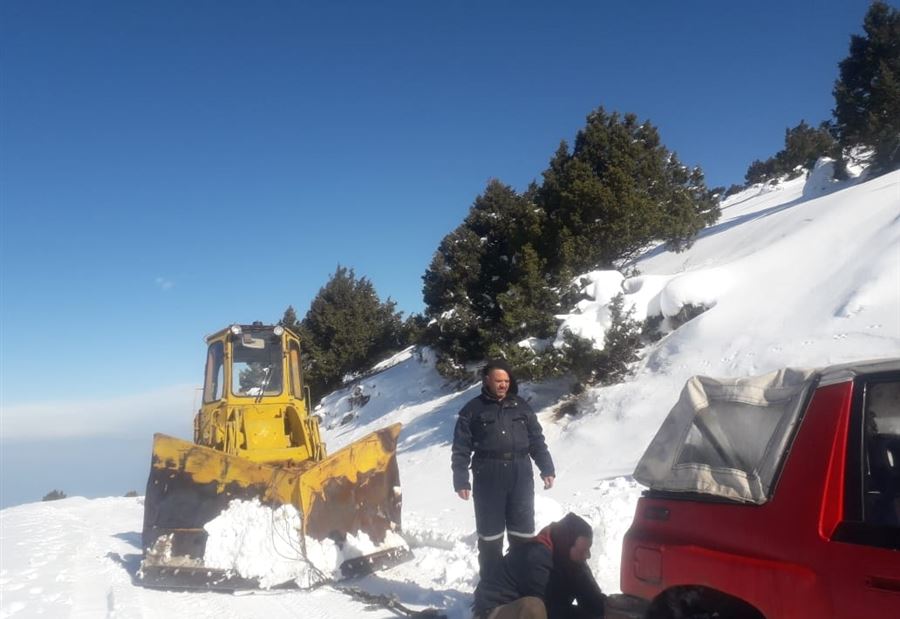 سحب سيارة احتجزتها الثلوج  على طريق القموعة