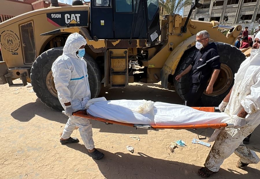 شعور بالذعر... إسرائيل "تعترف" باستخراج جثث دفنت داخل مجمع ناصر!
