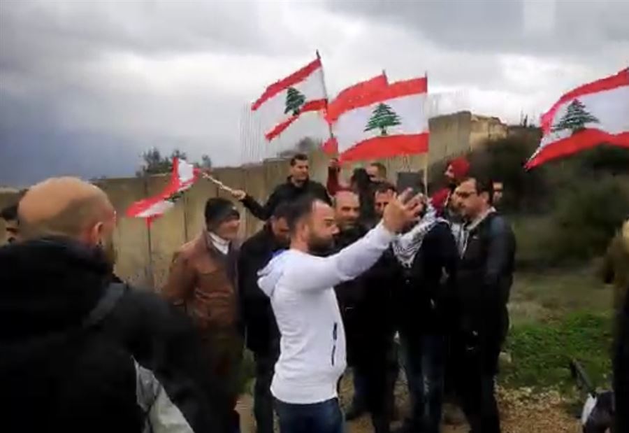تجمع دعم للجيش عند الحدود