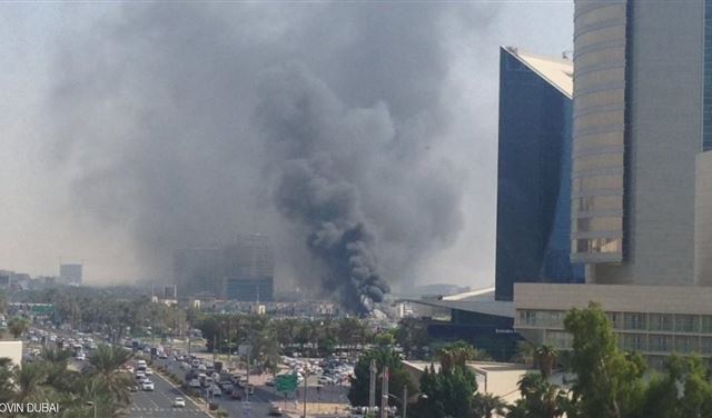 غرق سفينة شحن في دبي بعد اندلاع حريق