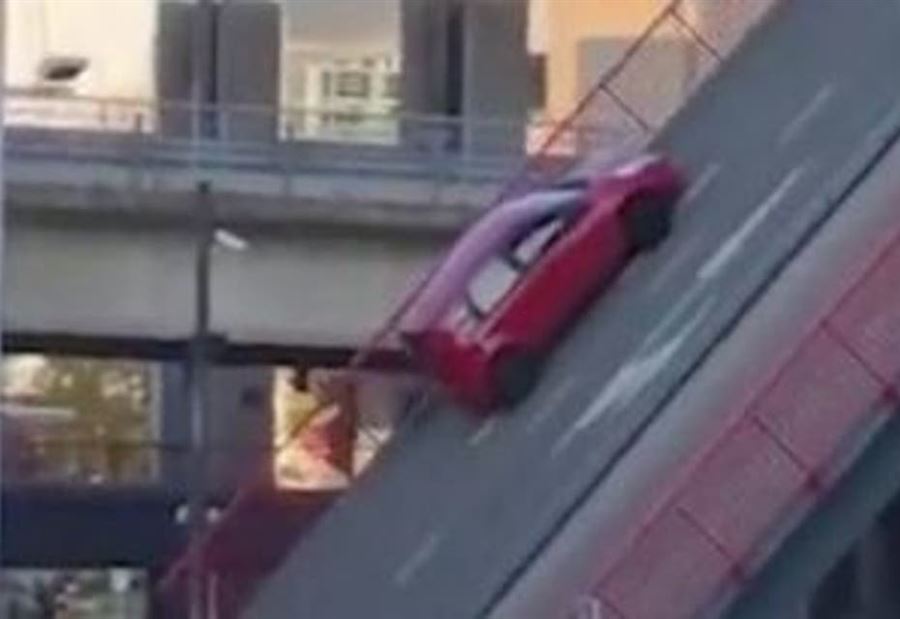 فيديو مرعب.. جسر متحرك يفتح فجأة وسيارة تواجه مصيرها