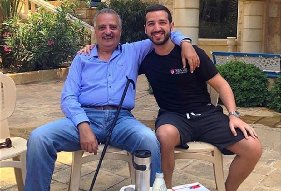 بالصورة: هكذا عايد مجيد أرسلان والده المير طلال 