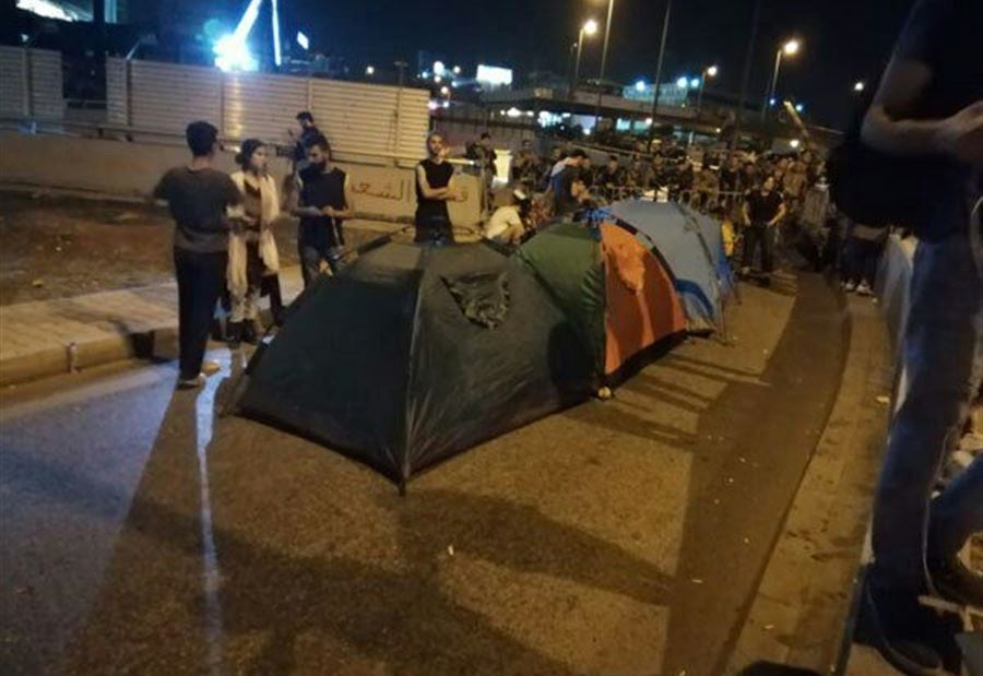 المحتجّون ينصبون خيمًا على طريق القصر الجمهوري 