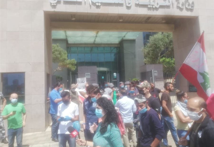 اعتصام أمام "التربية"... مهلة أسبوع أمام الوزير