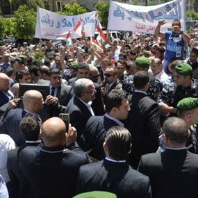 المشنوق وفارس تشاورا هاتفيا