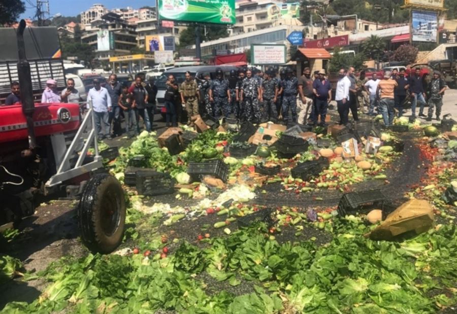 بالصورة: مزارعون رموا محاصيلهم على طريق شتورا احتجاجا 