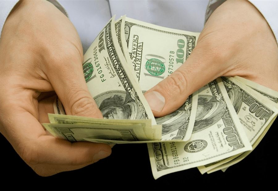 إنخفاض سعر الدولار في السوق السوداء