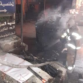 بالصورة: اصطدام سيارة بفاصل الطريق في سهيلة