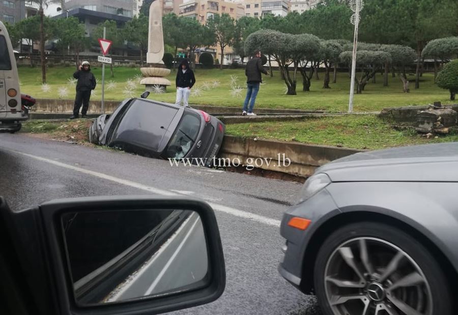 بالصورة: تدهور سيارة على اوتوستراد جونية
