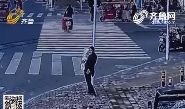 بالفيديو.. رجل يبيع ابنه حتى يشتري سيارة لزوجته بالفيديو.. رجل يبيع ابنه حتى يشتري سيارة لزوجته