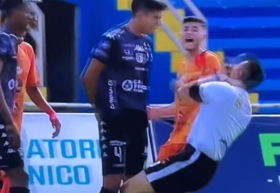  "بنطحة"... يعتدي لاعب اتحاد الكرة على حكم! (فيديو)
