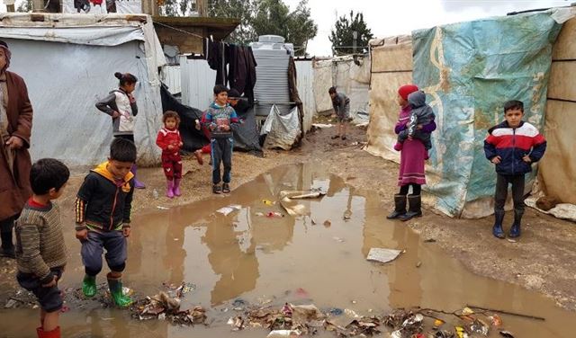 العائلات السورية تناشد المعنيين المساعدة لرفع آثار العاصفة