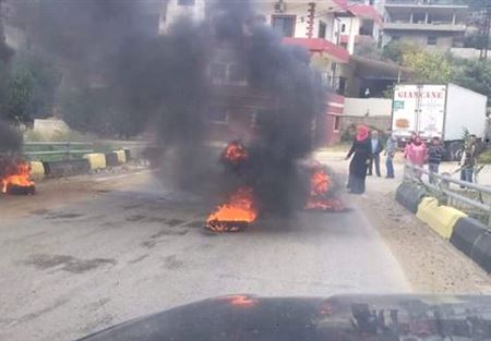 بالصورة: أهالي السويسة يحتجون على روائح المجارير 