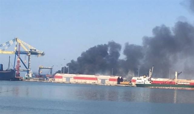حريق كبير  في باخرة في مرفأ طرابلس 