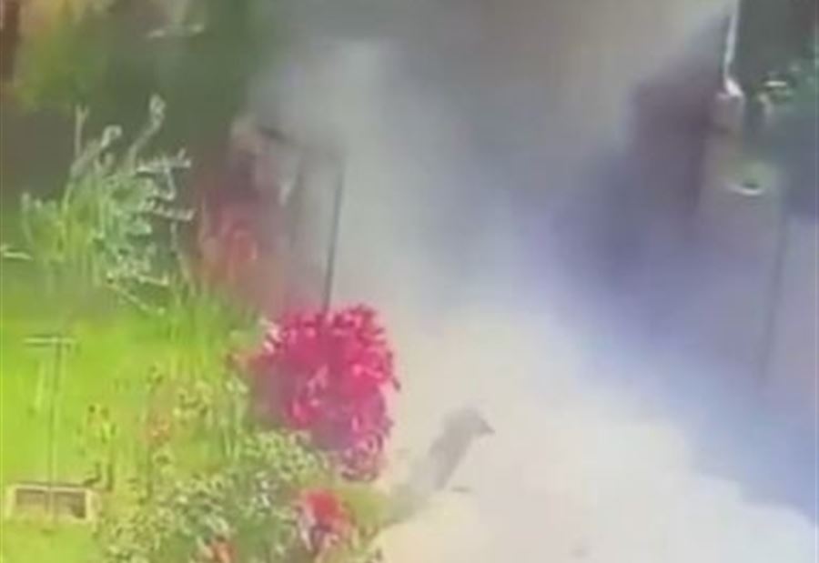 لحظة استهداف سيارة المسؤول في "الحزب" في النجارية بالجنوب! (فيديو) لحظة استهداف سيارة المسؤول في "الحزب" في النجارية بالجنوب! (فيديو)